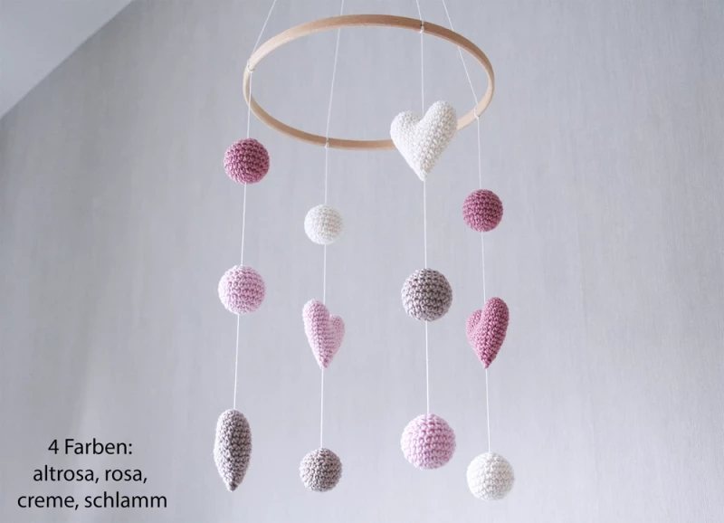 Babymobile aus gehäkelten Herzen und Kugeln  Farbwahl möglich