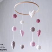 Babymobile aus gehäkelten Herzen und Kugeln  Farbwahl möglich