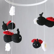 gehäkeltes Babymobile vier Marienkäfer  und viele Gänseblümchen