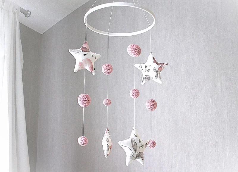 gehäkeltes Mobile drei weisse Schwäne mit weissem Holzring und Blätterund Rosengirlande