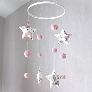 gehäkeltes Mobile drei weisse Schwäne mit weissem Holzring und Blätterund Rosengirlande