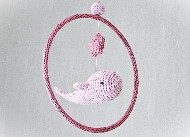 gehäkeltes Mobile kleiner rosa Wal in Ring mit Stern