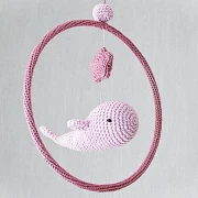 gehäkeltes Mobile kleiner rosa Wal in Ring mit Stern