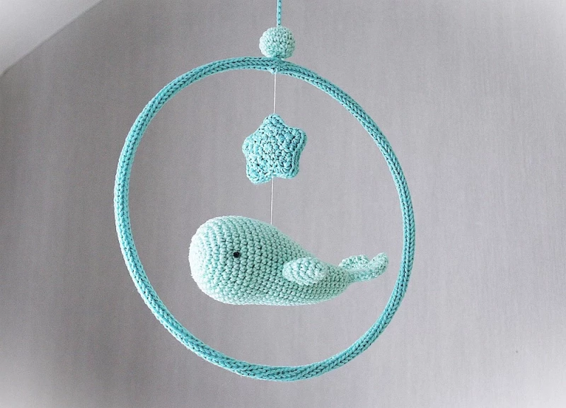 gehäkelter Wal schwimmt durch Ring als Babymobile
