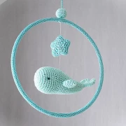 gehäkelter Wal schwimmt durch Ring als Babymobile