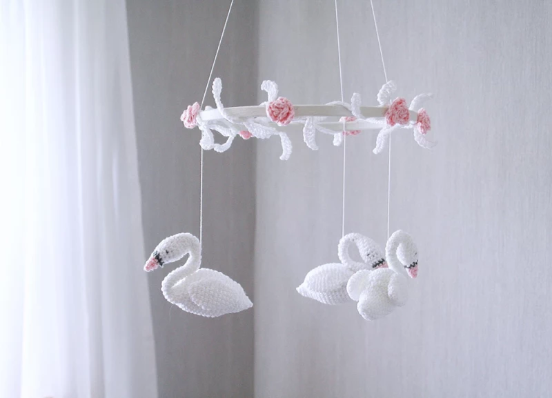 gehäkeltes Mobile drei weisse Schwäne mit weissem Holzring und Blätterund Rosengirlande