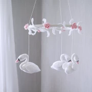 gehäkeltes Mobile drei weisse Schwäne mit weissem Holzring und Blätterund Rosengirlande