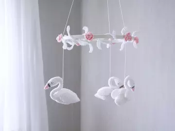 Babymobile weisse Schwäne