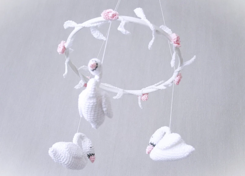 Babymobile weisse Schwäne