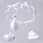 Babymobile weisse Schwäne