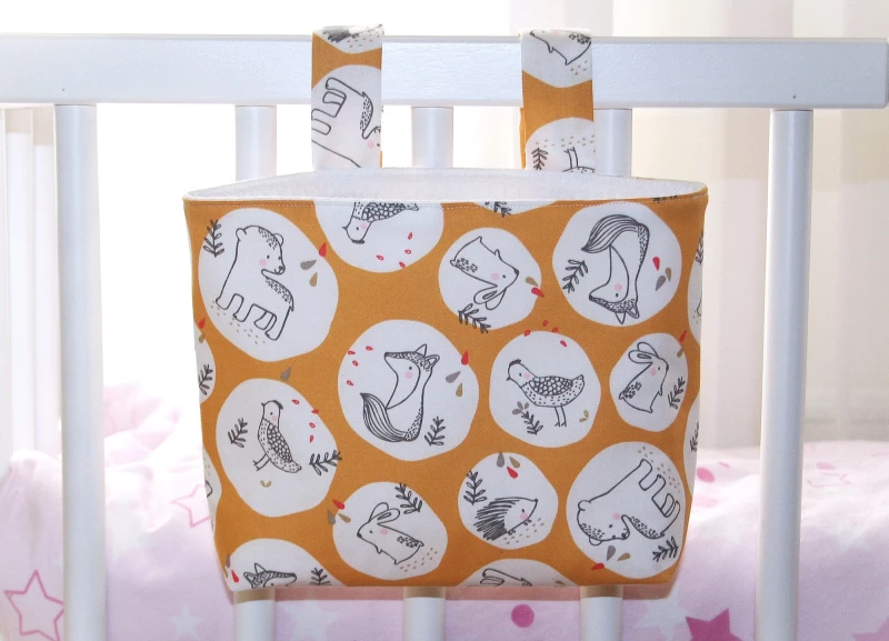 beige farbene Hängetasche mit schwarzen Outline Tieren