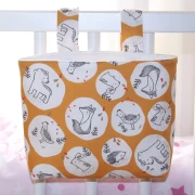 beige farbene Hängetasche mit schwarzen Outline Tieren