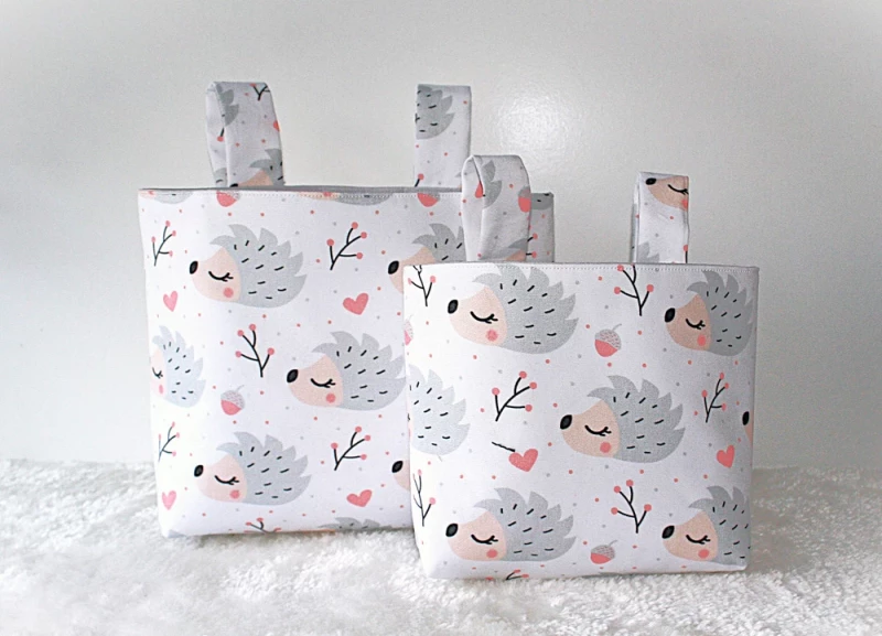 Lenkertasche, Betttasche in weiss mit kleinen Igelchen