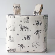 beige farbene Hängetasche mit schwarzen Outline Tieren