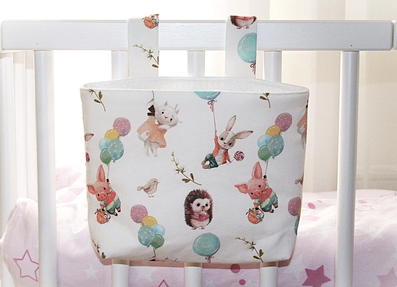 beige farbene Hängetasche mit schwarzen Outline Tieren