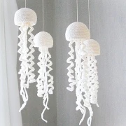 gehäkelte Quallen Mobile an Holzring Buche natur