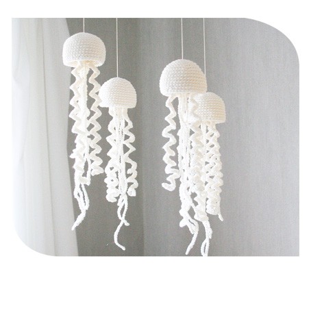 Babymobile aus Wolle gehäkelt oder aus Filz genäht