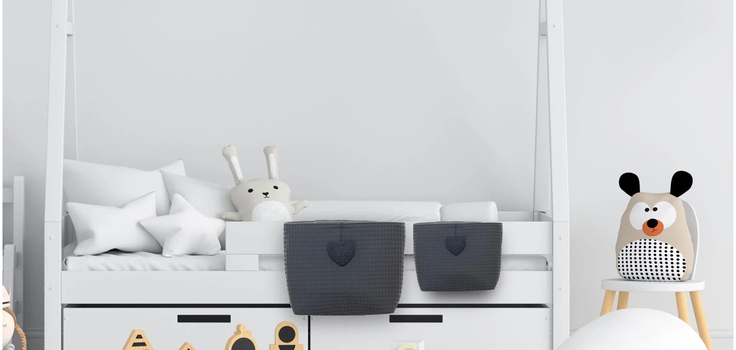 Betttasche mit Häkelherz für das Kinderbett